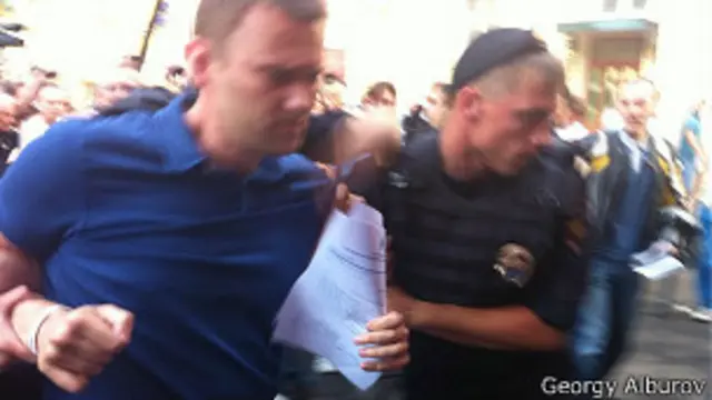 Навального тащит полицейский