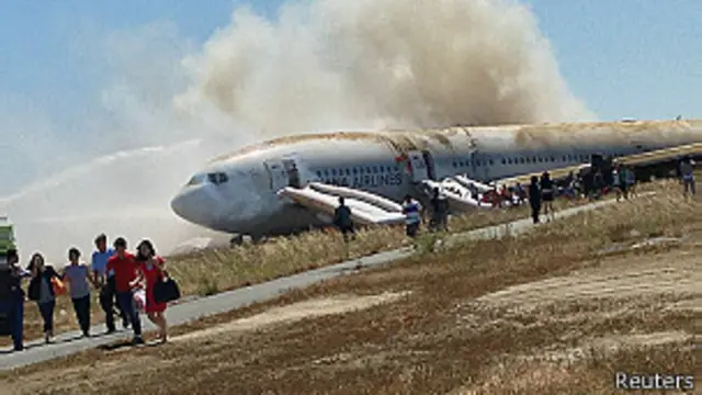 Pasajeros evacuando avión