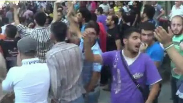 مظاهرة لسكان حلب ضد مقاتلي المعارضة احتجاجا على الحصار