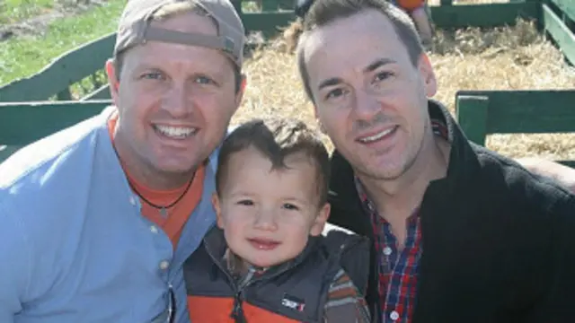 Casal Brad Letson e Brad Benton e o filho adotivo. BBC