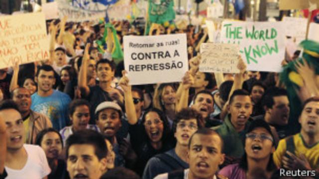 Manifestantes em São Paulo | Foto: Reuters