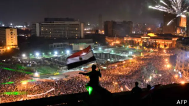 يتمركز معارضي مرسي في ميدان التحرير