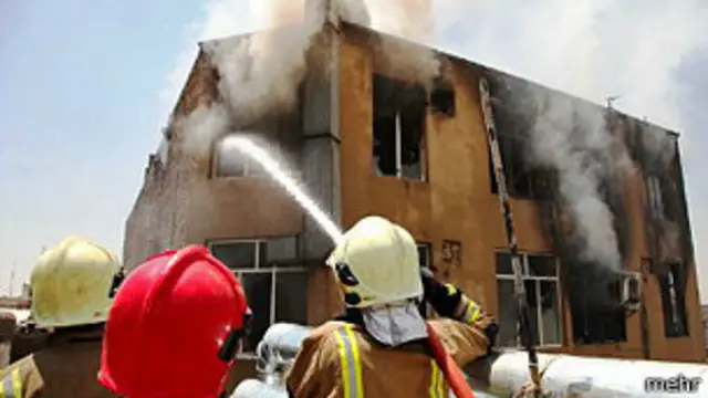 یک نفر در هنگام آتش سوزی خود را از طبقه چهارم به پائین پرت کرد که در دم جان سپرد