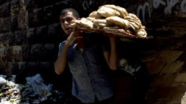 الخبز في مصر مكون أساسي من مكونات الغذاء اليومي.