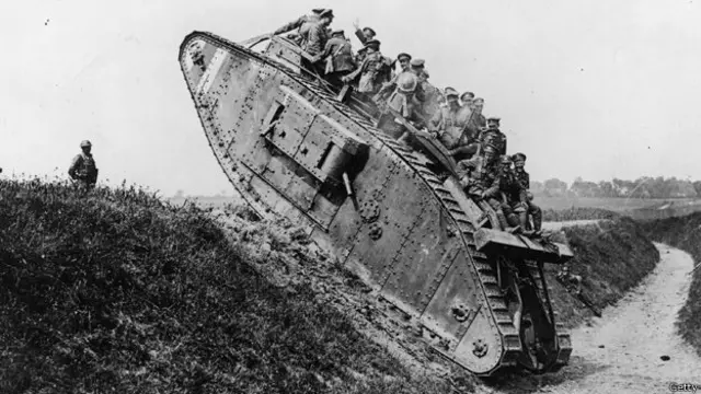Tropas británicas montados en un tanque Mark IV en 1918.