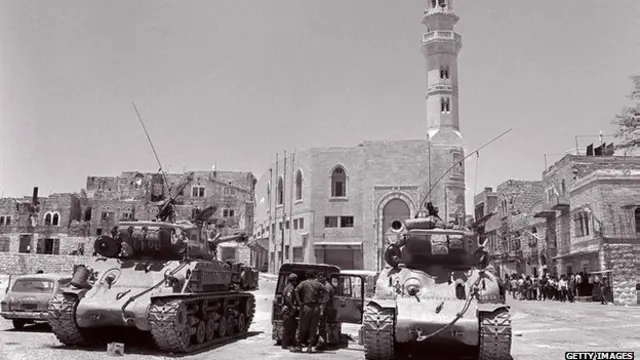 Dos tanques Super Sherman israelíes hechos en Estados Unidos patrullan el área en 1967, poco después de la Guerra de los Seis Días.