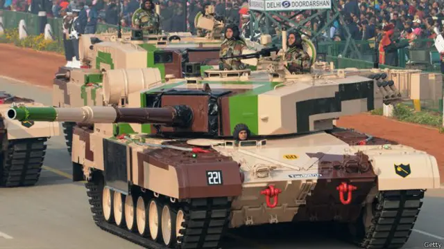 Un tanque indio MBT Arjun MK-1 durante los ensayos para el desfile del Día de la República India. 