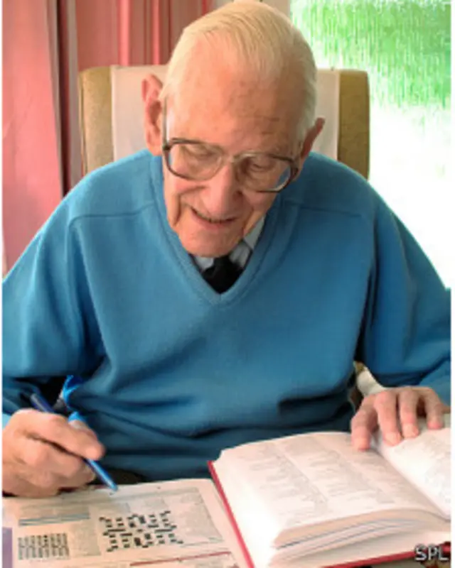 Anciano haciendo crucigrama