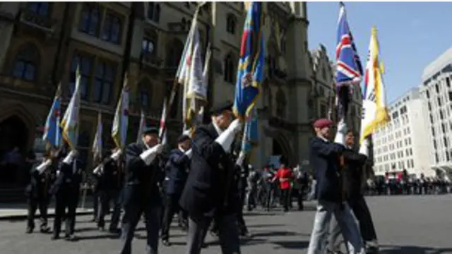 朝鲜战争的老兵从伦敦皇家骑兵卫队阅兵场出发游行到西敏寺教堂
