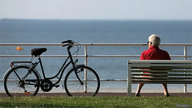 Idoso observa o mar na França (Reuters)