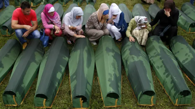 1995 yılında Srebrenitsa'da öldürülen ve kimliği yeni belirlenen 409 kişi, katliamın 18'inci yıldönümünde toprağa verildi.