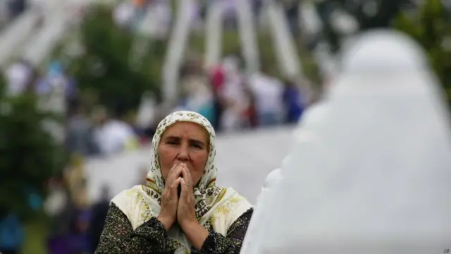 Srebrenitsa'yı işgal eden Bosnalı Sırp askerler, yaklaşık 8 bin Müslüman genç ve yetişkin erkeği öldürmüştü.