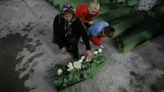 Babası Srebrenitsa'da öldürülen ve doğumundan kısa süre sonra ölen bir bebek de katliamın en genç kurbanı olarak gömülenler arasında.