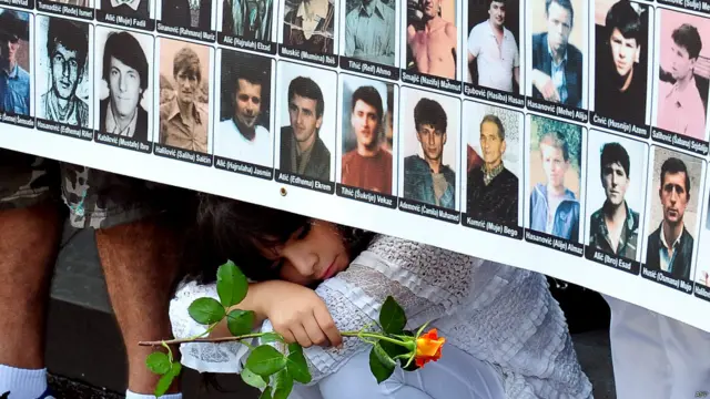 Ölümlerden doğrudan sorumlu olduğu suçlamasıyla karşı karşıya olan iki Sırp lider Radovan Karaciç ve Ratko Mladiç halen La Hey'deki Uluslararası Eski Yugoslavya Savaş Suçları Özel Mahkemesi'nde yargılanıyor.