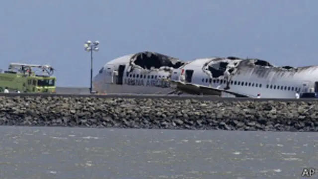 停留在旧金山机场跑道上的韩亚航空OZ214航班残骸（10/7/2013）