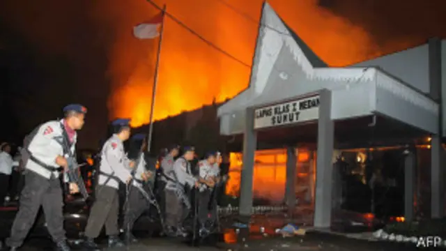 Para napi membakar bangunan penjara, karena ada pemadaman listrik yang berimbas pada habisnya persediaan air. 