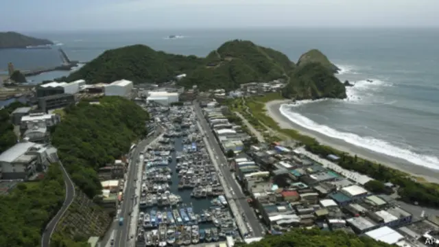 台灣宜蘭縣蘇澳港漁船進港避風(12/07/2013)