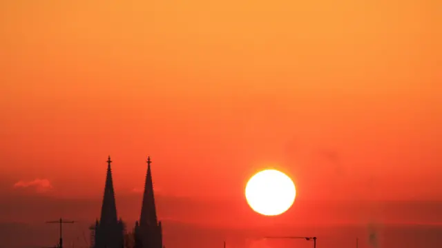 Nascer do sol em Colônia, Alemanha, após uma sucessão de dias nublados. Foto de Dirk Glawe 