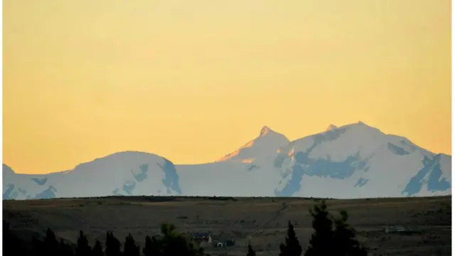 Montanha iluminada pelo pôr do sol na cidade de El Calafate, na Patagônia Argentina. Imagem de Ioannis Simeon Theoharidis.