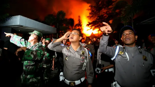 Pasukan kepolisian dan militer di luar Lapas Tanjung Gusta yang terbakar, foto oleh Binsar Bakkara, AP