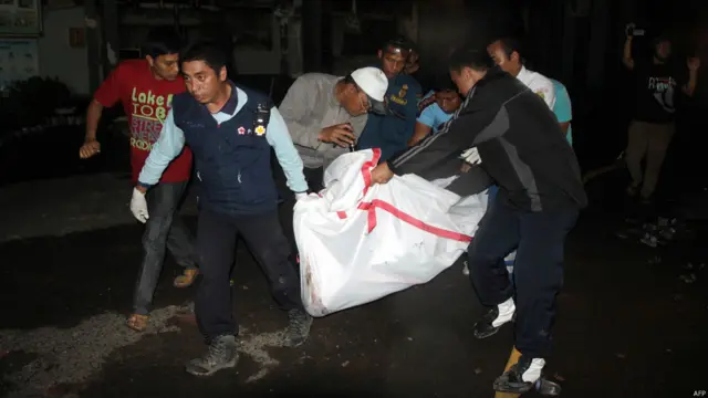 Palang Merah membantu proses evakuasi korban terbakar, AFP