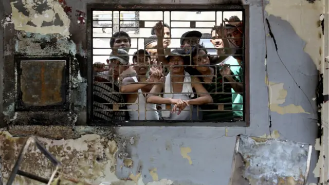 Para tahanan di balik jeruji penjara di Medan, foto oleh Binsar Bakkara, AP