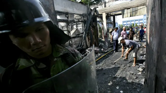 Petugas membersihkan reruntuhan kebakaran, foto oleh Binsar Bikkara, AP