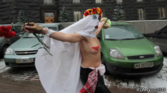 Femen попытались поздравить президента Украины в днем рождения в декабре 2010 года