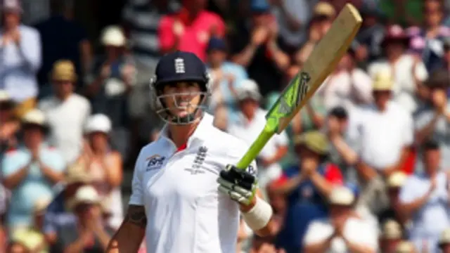 کیون پیٹرسن نے ایک سو تیرہ رنز بنائے اور انگلینڈ کو مشکل سے نکالا۔