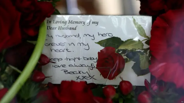 里格比的遗孀在葬礼上为丈夫敬献的玫瑰和充满哀思的留言。