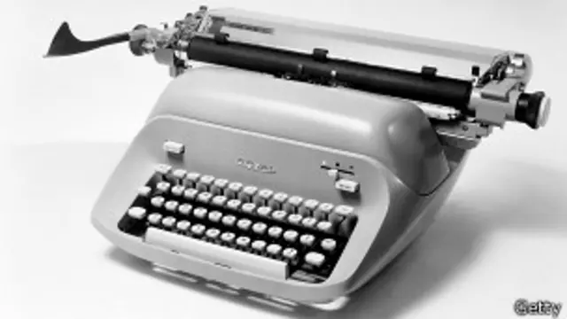 Máquina de escribir (foto de archivo)