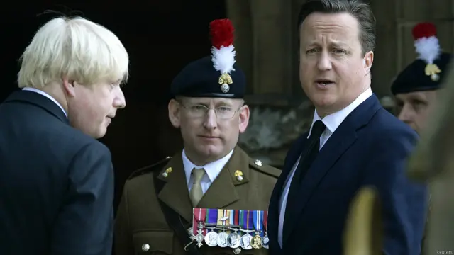 英国首相卡梅伦和伦敦市长约翰逊周五（12日）出席在大曼彻斯特巴里教区教堂举办的里格比葬礼。