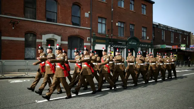 里格比生前所在部队的士兵列队前往葬礼举办地。 