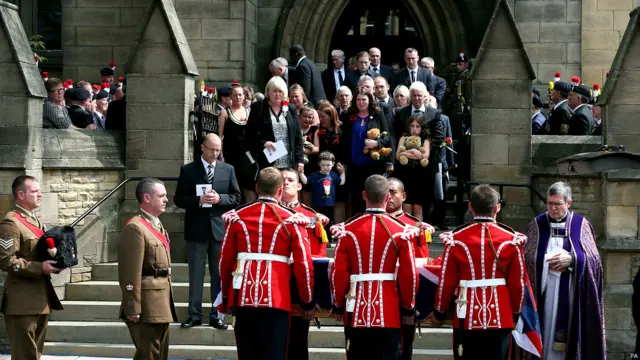 葬礼结束后，里格比的棺木在仪仗队的护送下被抬出教堂。 