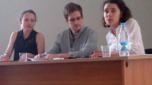 سنوڈن نے روس کے دارالحکومت ماسکو میں ایئر پورٹ پر ٹرانزٹ ایریا میں حقوق انسانی کے عہدیداروں سے ملاقات کی