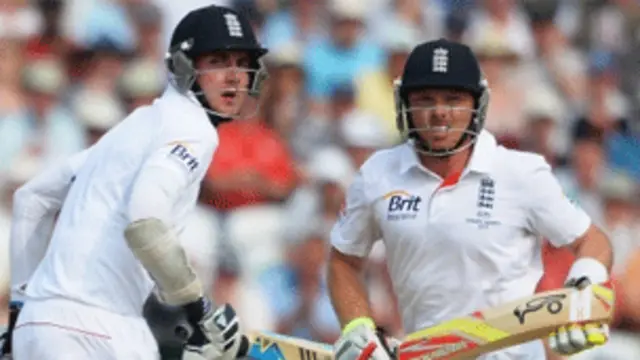 ایئن بیل اور سٹورٹ براڈ نے ساتویں وکٹ کے لیے اہم شراکت قائم کی ہے