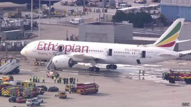 Самолет со следами копоти на фюзеляже