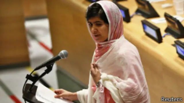 ملالہ بینظیر بھٹو کی شال لیے ہوئی تھیں