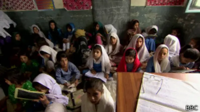 Meninas em escola no Paquistão | Foto: BBC