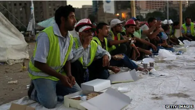 Жители Египта отмечают наступление темноты после первой пятницы священного для мусульман месяца Рамадан ритуальной трапезой