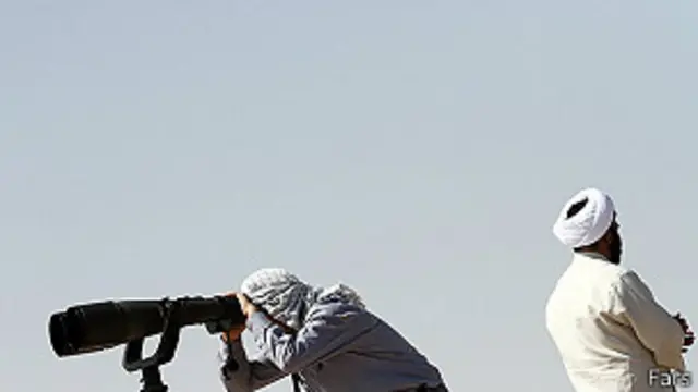در سال ۱۳۸۲ و پس از ۱۴ سال از شروع رهبری آیت الله خامنه‌ای فعالیت نامنظم گروه‌های رصدگر هلال ماه که زیر نظر ستادی به نام ستاد استهلال دفتر رهبری کار می‌کردند منظم شد و به کل کشور تسری پیدا کرد تا جایی که امروز در حدود ۱۵۰ گروه در کل کشور با تجهیزات مختلف به رصد ماه می‌پردازند. آنها حتی از هواپیما برای رویت ماه استفاده می کنند. 