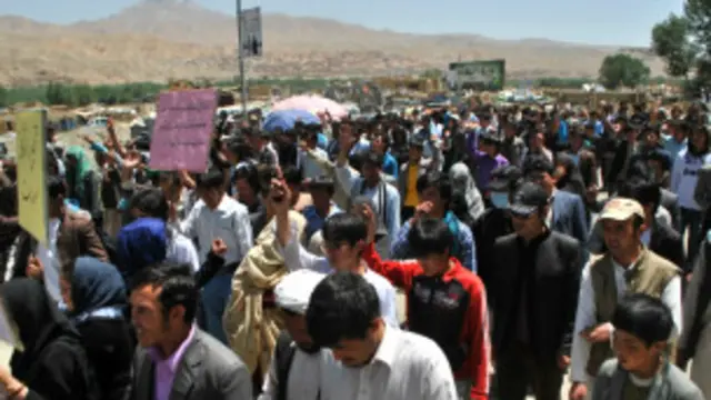 "نخواهیم گذاشت که شایسته‌سالاری زیر پاشده و حقوق فرزندان این سرزمین نقض شود". از قطعنامه پایانی تظاهرات