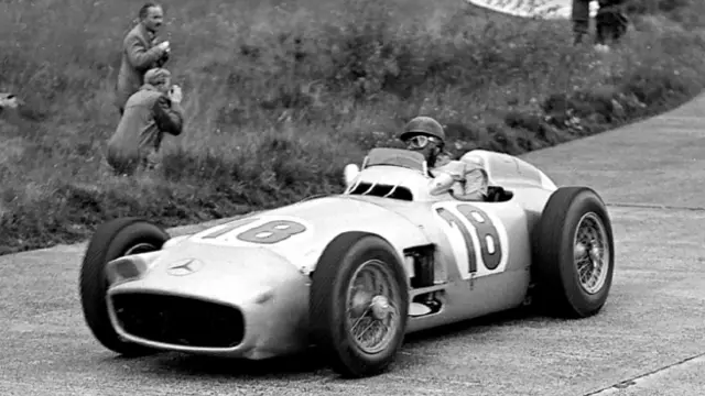 خوان مانويل فانغيو يقود المرسيدس. فاز فانغيو ببطولة العالم خمس مرات.