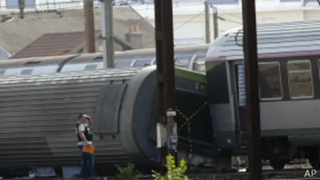 Поезд сошел с рельсов