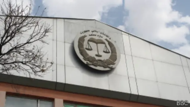 د کندهار د ښاري محکمې ریس د دواړو غاړو تر دلايلو اوريدلو ورسته څلور تنه پوليس د قتل په تور په اعدام محکوم کړل.