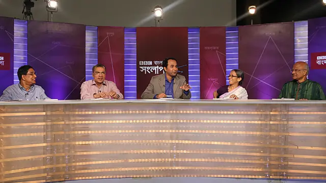 প্যানেল সদস্য বাঁ থেকে: খাদ্য মন্ত্রী ড. আব্দুর রাজ্জাক, টিআইবির নির্বাহী পরিচালক ড. ইফতেখারুজ্জামান, অনুষ্ঠান সঞ্চালক আকবর হোসেন, বেসরকারি সংস্থা উবিনীগের নির্বাহী পরিচালক ফরিদা আখতার এবং বিএনপির জাতীয় স্থায়ী কমিটির সদস্য ড. খন্দকার মোশাররফ হোসেন।