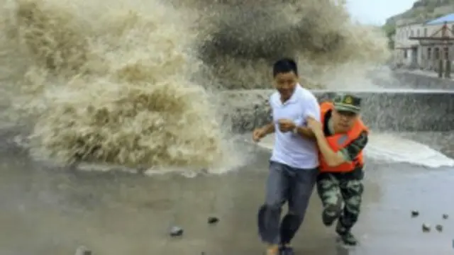 Chính phủ Trung Quốc đã ban hành lệnh cứu trợ khẩn cấp đối với các khu vực chịu ảnh hưởng của bão