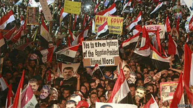 Manifestação de membros da Irmandade Muçulmana no Cairo (Reuters)