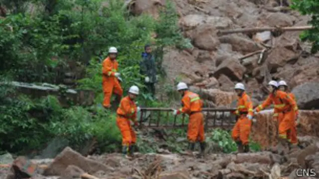 搜救人员寻找幸存者