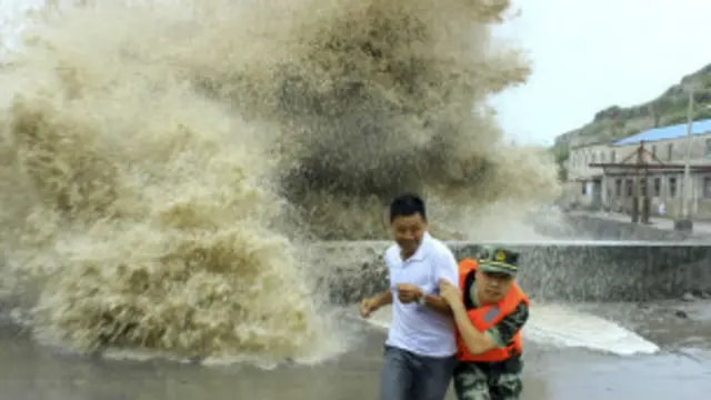 تم إجلاء حوالي 300 الف نسمة من شرق الصين بسبب تحذيرات من حدوث فياضانات وانهيارات ارضية